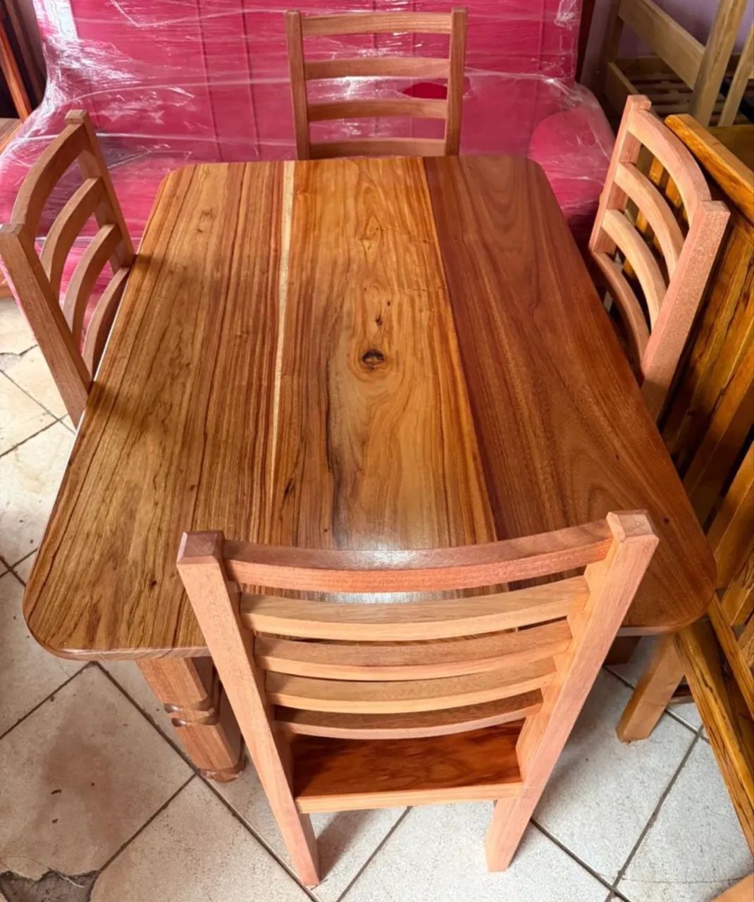Mesa 4 cadeiras pernas torneadas nova - Foto 3