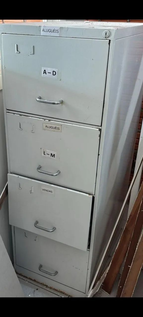 Arquivo de aço com 4 gavetas 