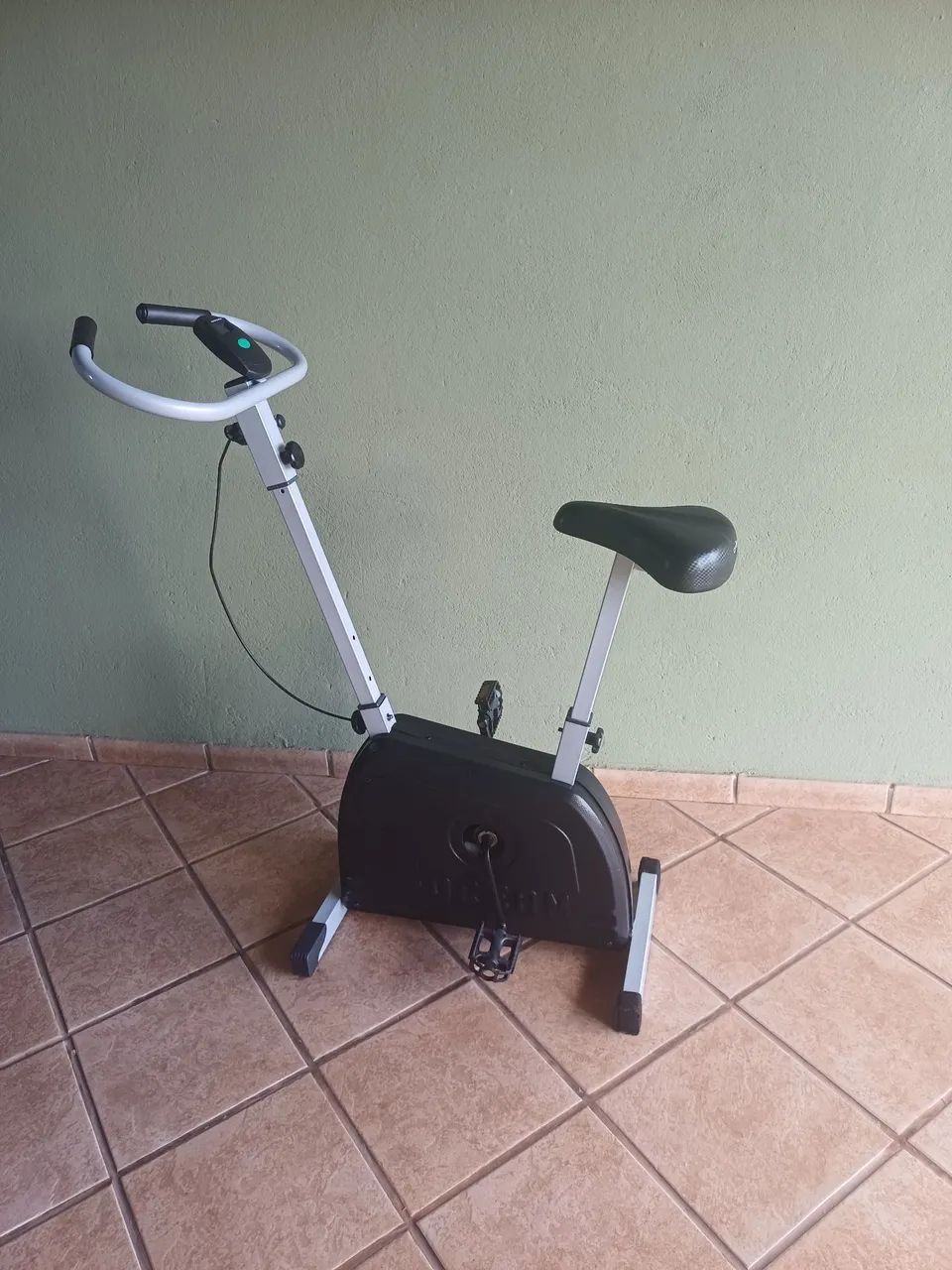 Bicicleta ergométrica vertical seminova  - Foto 2