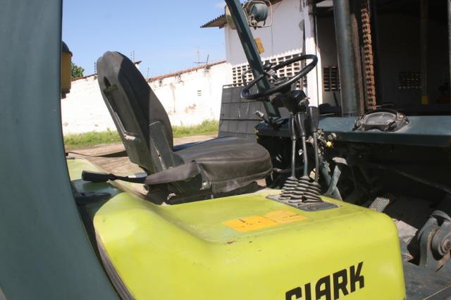Empilhadeira Clark CMP70L ( 7 ton ) - Foto 6