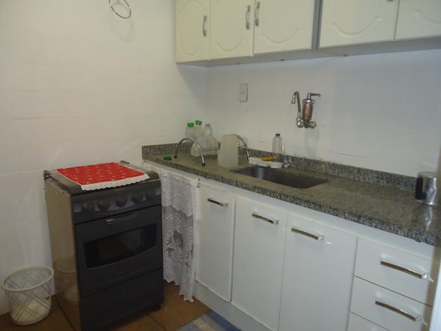 Casa geminada no melhor ponto do bairro! - Foto 6
