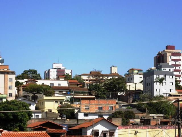Excelente casa. 03 pavimentos, com habite-se e ótima localização. - Foto 14