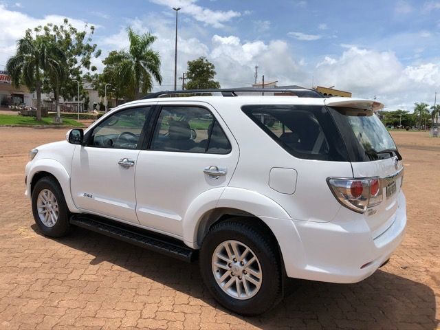 TOYOTA HILUX SW4 7 Lugares Ano 14/14 - Foto 3