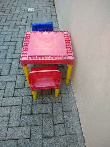 Mesa infantil com 2 cadeiras