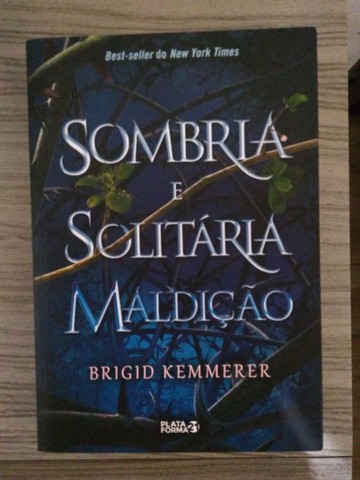 Sombria e Solitaria Maldicao (Em Portugues do Brasil) by _