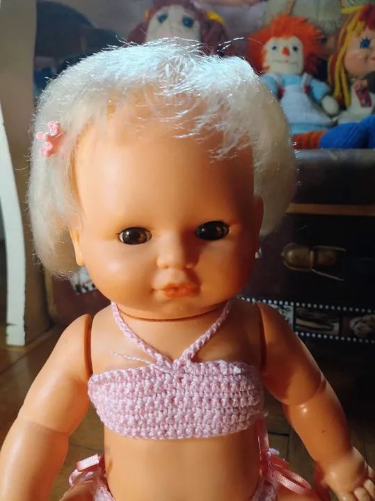 Boneca antiga de vinil com biquíni de crochê - Foto 4
