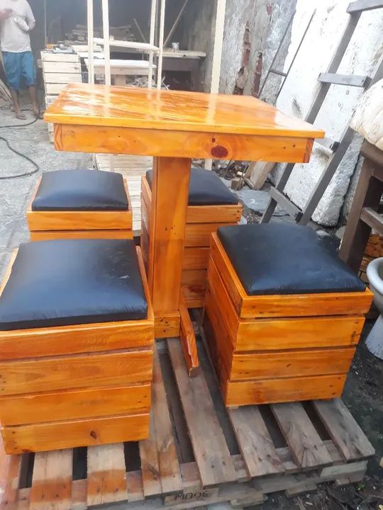 Conjunto de mesa e banquinhos feito de pallet - Foto 2