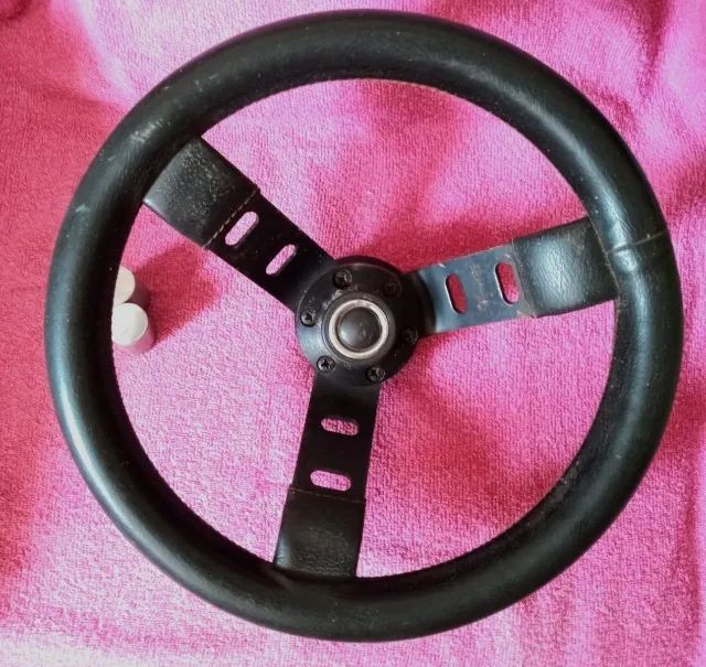 Volante Antigo Esportivo Original Phantom c Furos Revestido Couro 