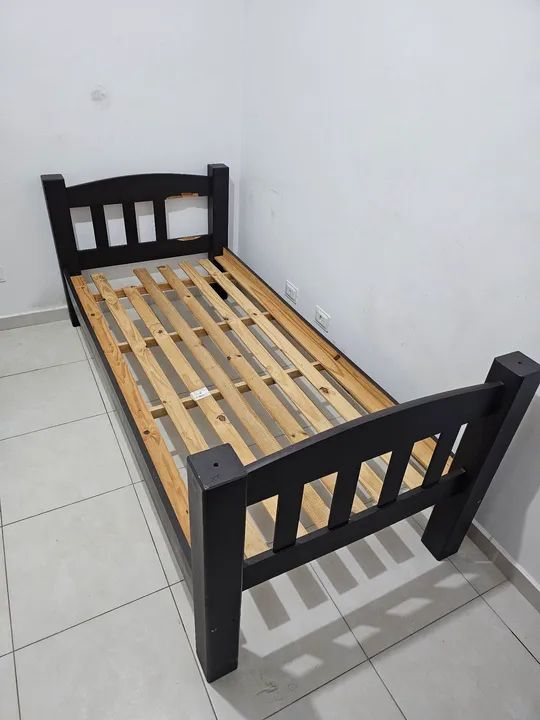 Cama de madeira de solteiro