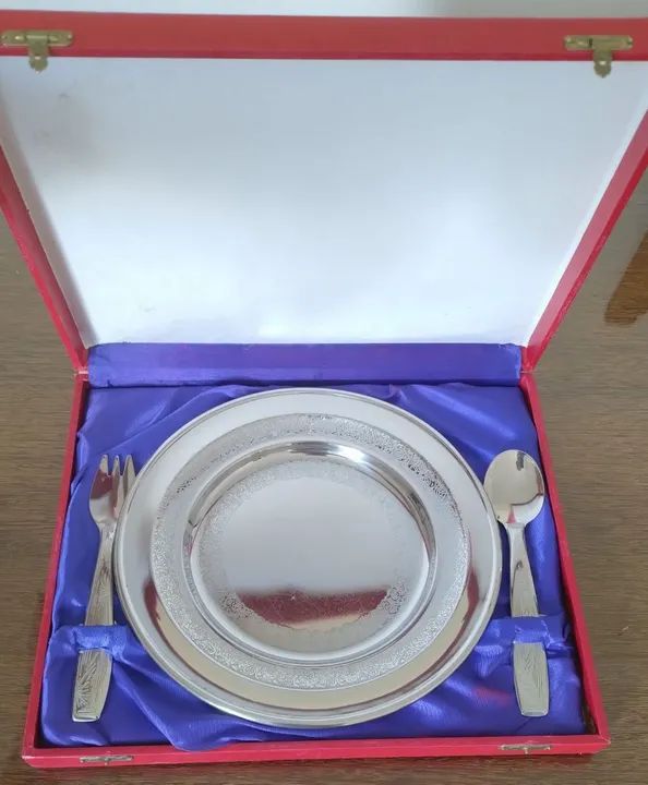 Conjunto de prato e talheres infantil na caixa