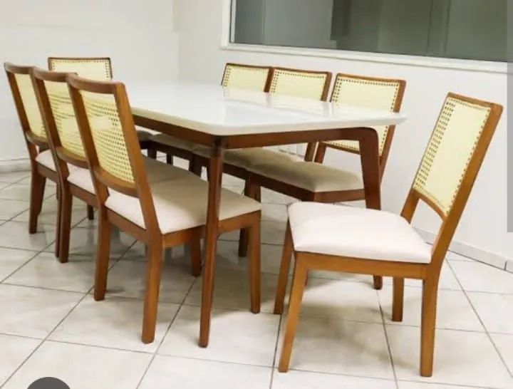 Mesa de madeira com 8 cadeiras 