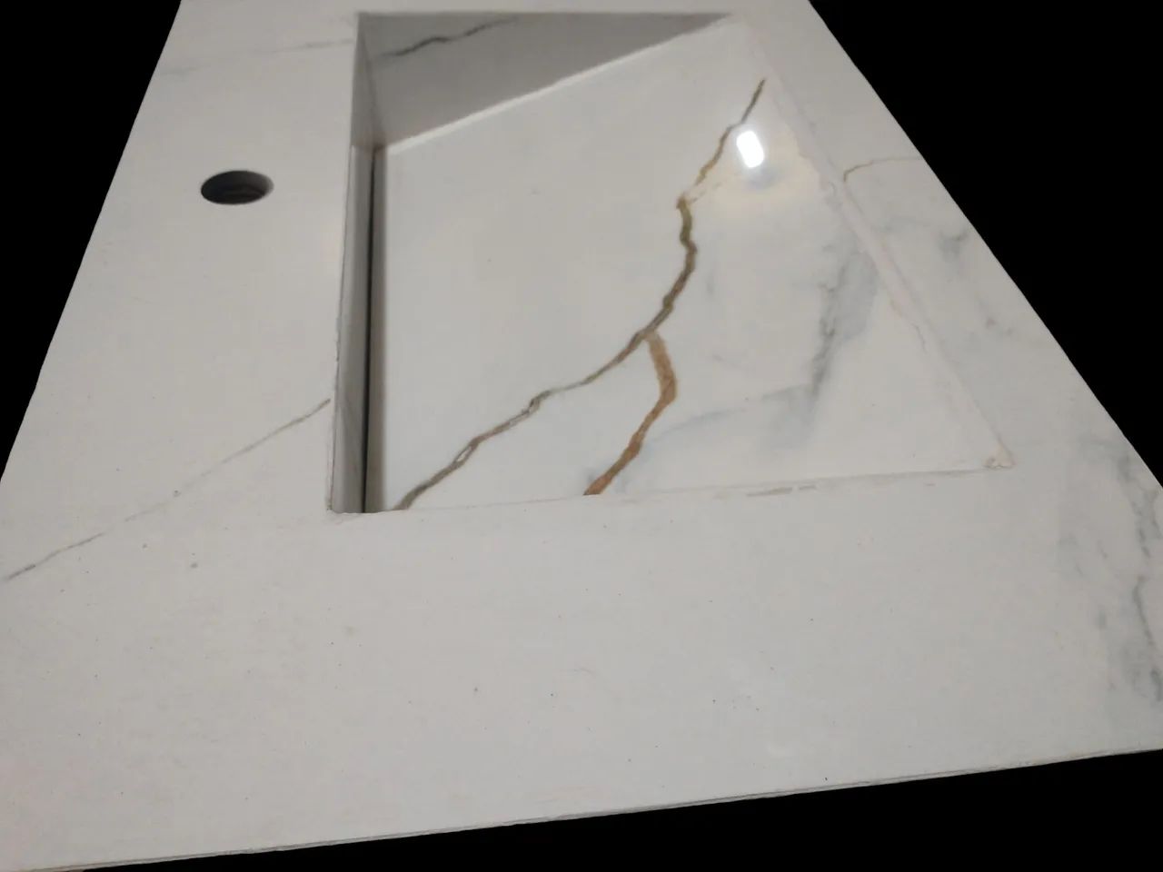 Cuba de banheiro escupida em porcelanato branco 63x40 - Foto 2