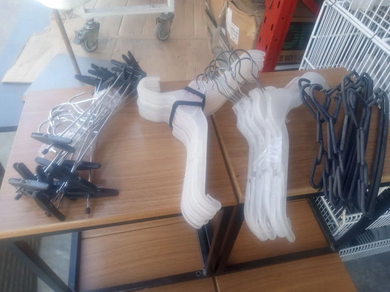 Cabides Plásticos para Lojas - Oferta Imperdível! - Foto 3