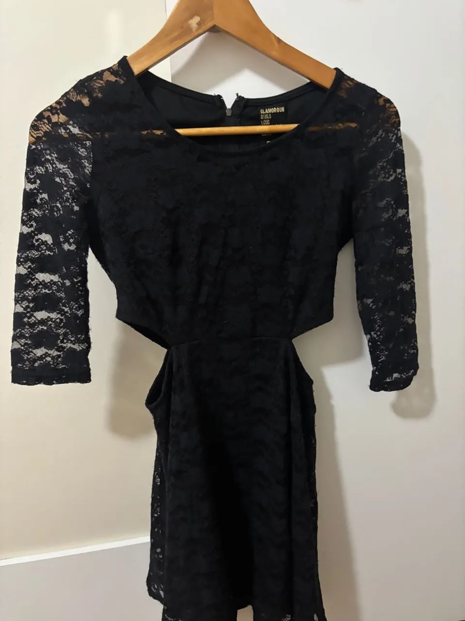 Vestido Preto de Renda com Detalhes