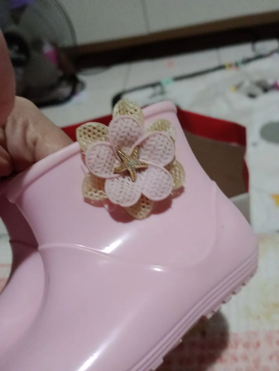 Botinha Infantil Rosa com Flor, linda sandália c glitter rosa Grendene sandália dedo .