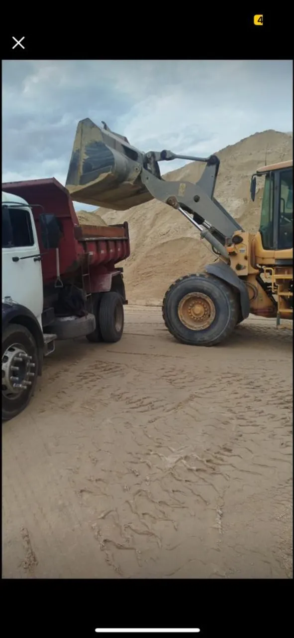 Areia lavada e pedra, caminhão fechado.