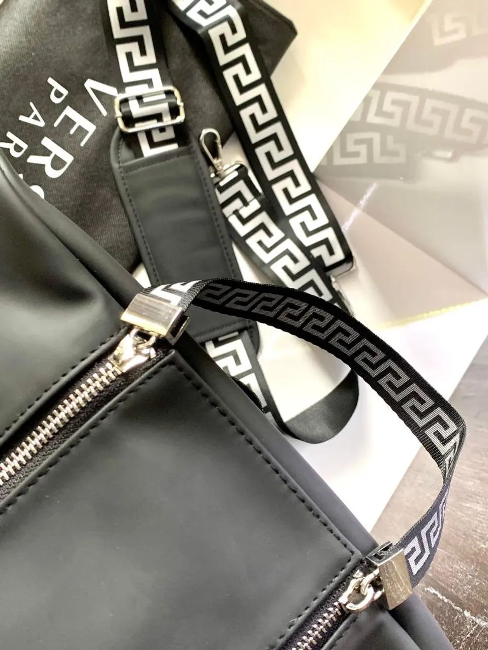 Bolsa de Ombro Versace Preta - Foto 4