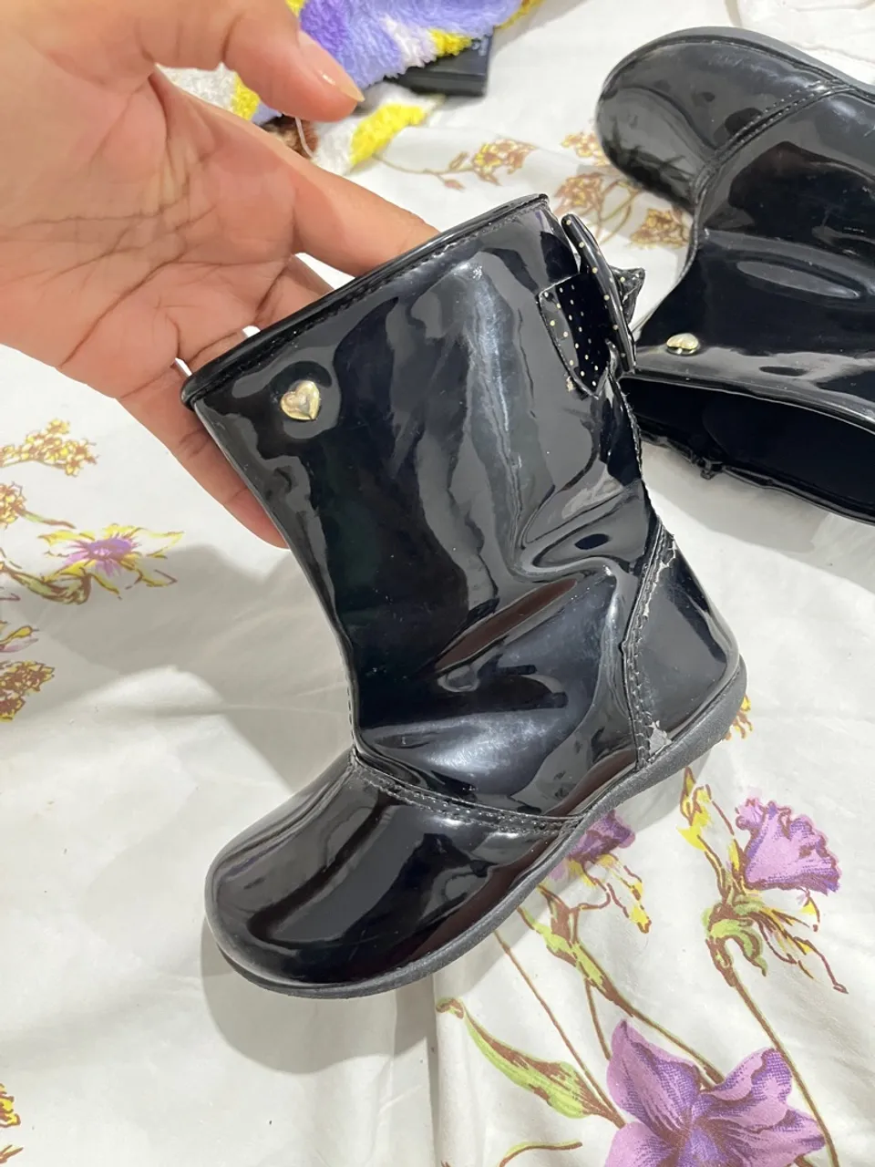 Botas infantis pretas brilhantes