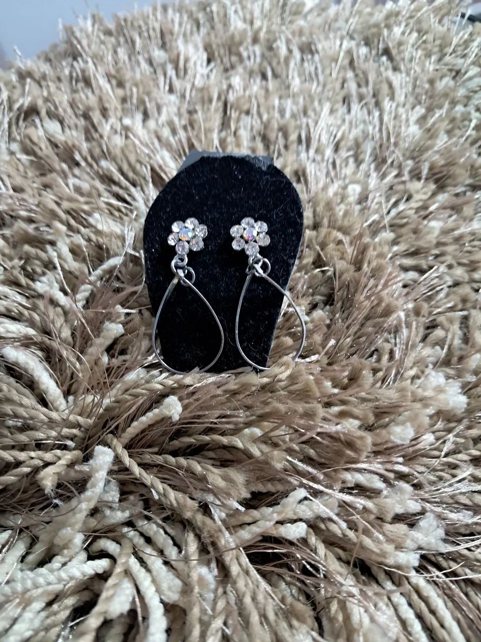 Brincos florais com strass e design elegante