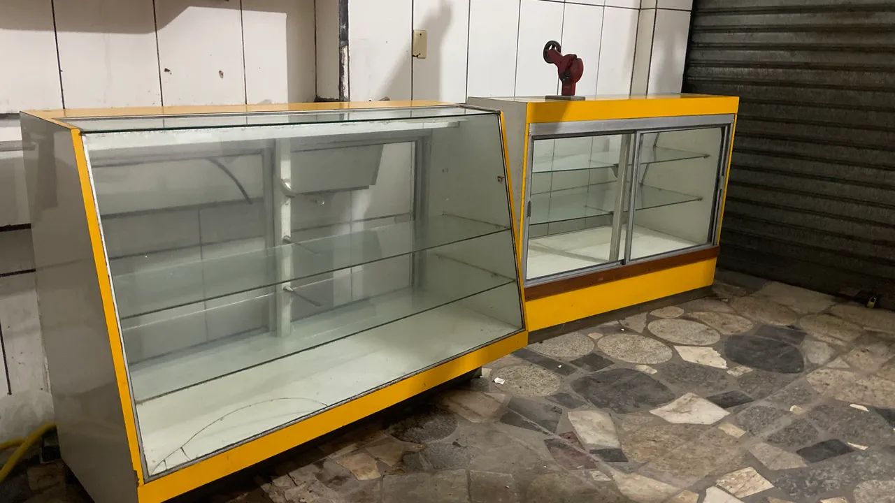 Três balcões de padaria