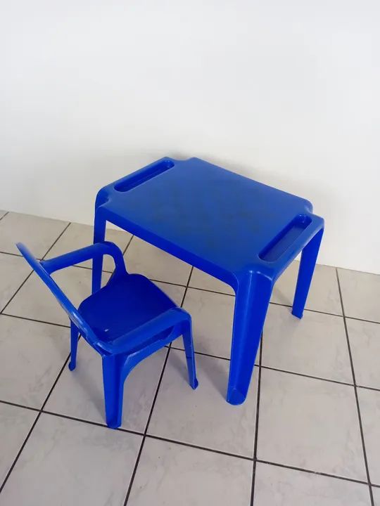Mesa infantil com cadeira