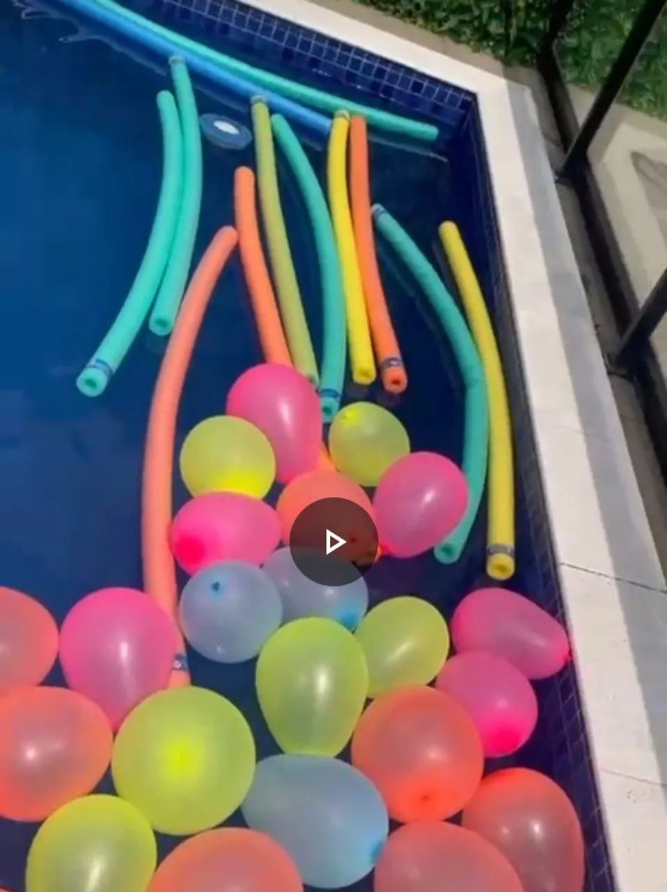 Diversão na Piscina com Brinquedos Aquáticos