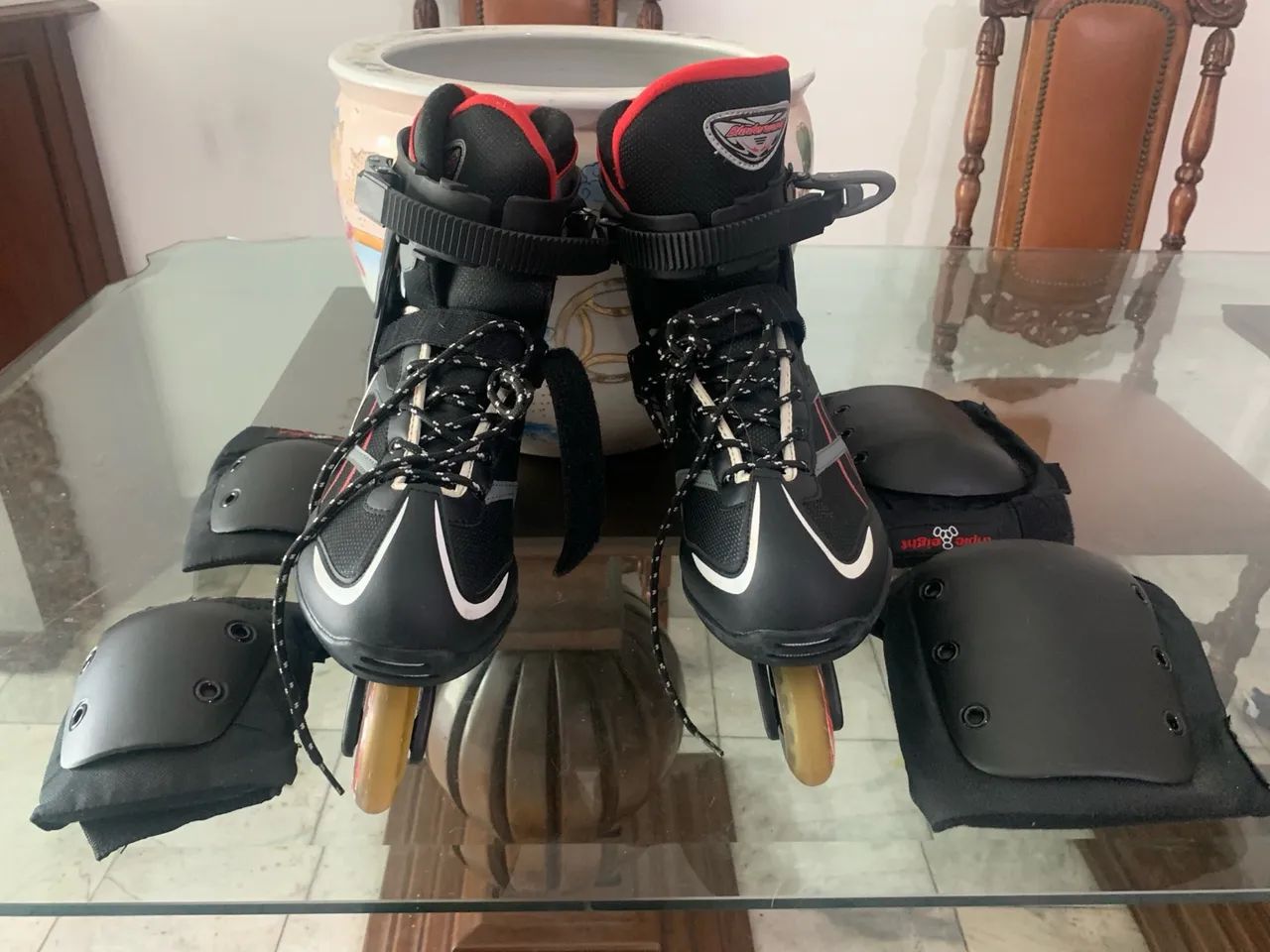 Patins com equipamentos de proteção - Foto 5
