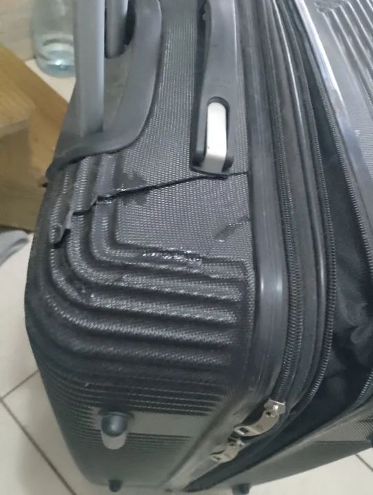 Mala grande pouco rachada  nova por dentro - Foto 5