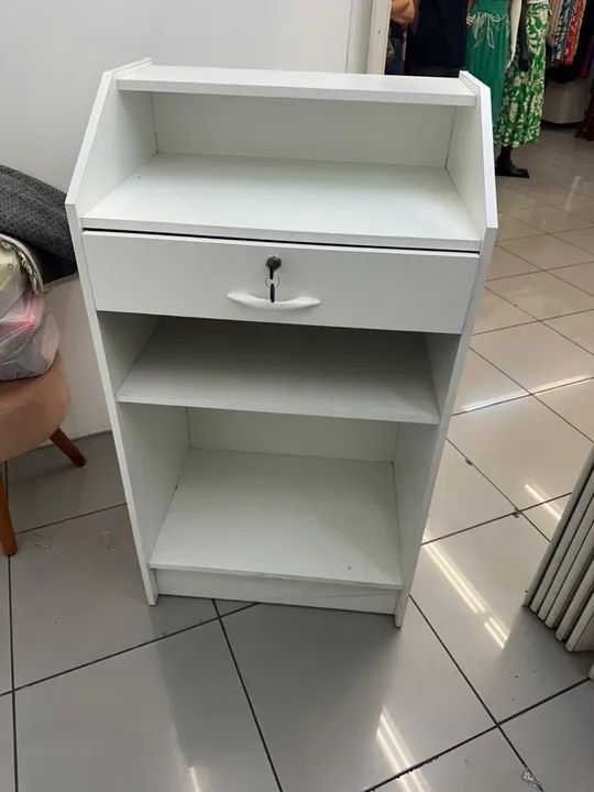 Balcão de Loja Branco com Gaveta e Prateleiras