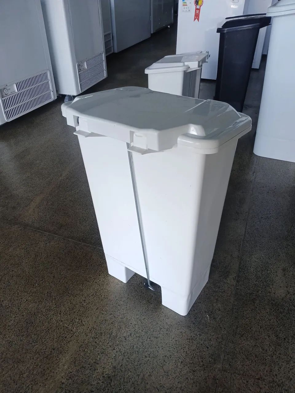 Lixeira 50 Litros Com Pedal Branca - Branco - Foto 4