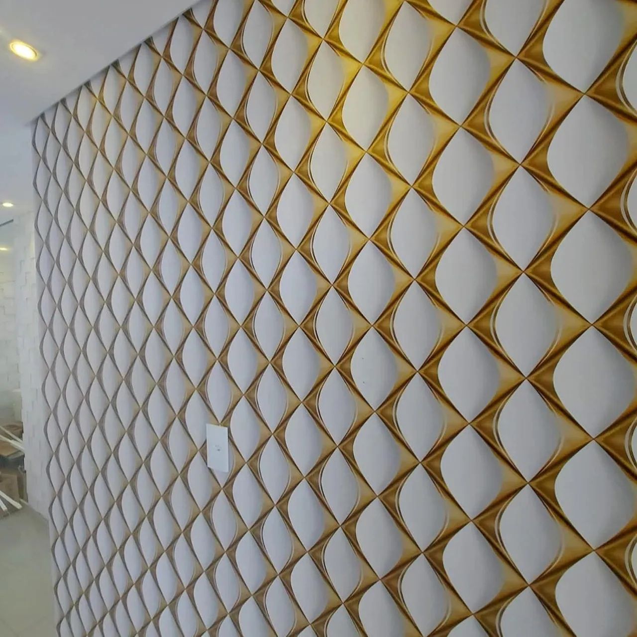 Papel de parede geométrico branco com dourado 3d  - Foto 3