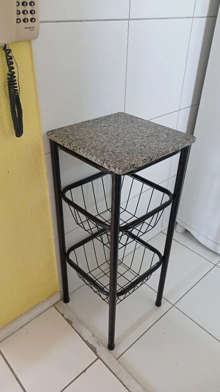 Fruteira de Metal e Tampo de Pedra