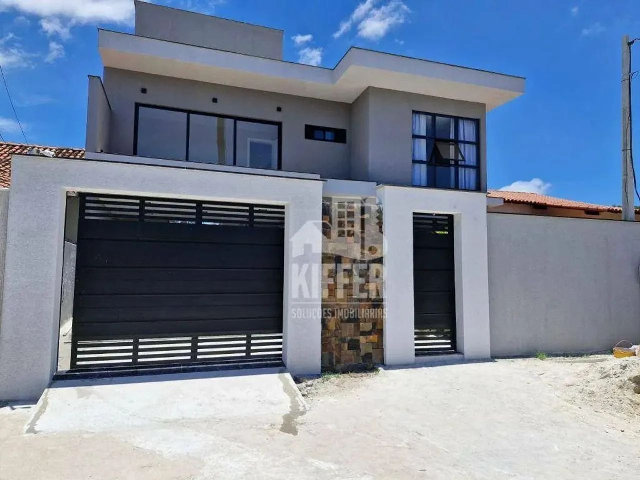 Casa Duplex em Itaipu | 4 Quartos, 3 Suítes e Piscina com Hidromassagem