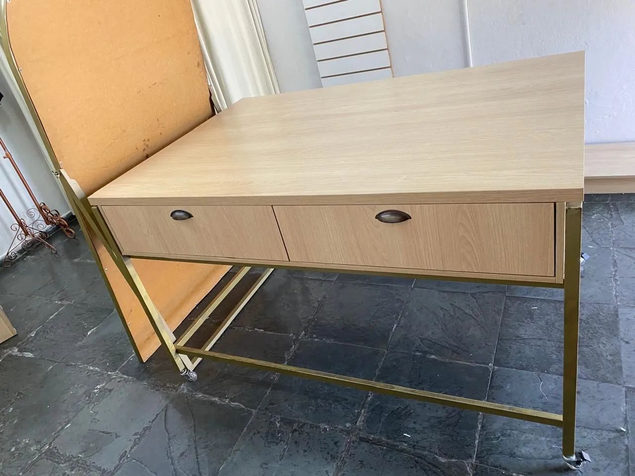 Provavador para Loja de Roupas, mesa, araras de parede e painel - Foto 5