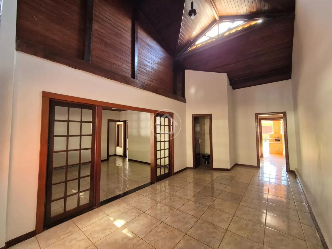 CASA CHARMOSA COM MADEIRAMENTO IMPECÁVEL