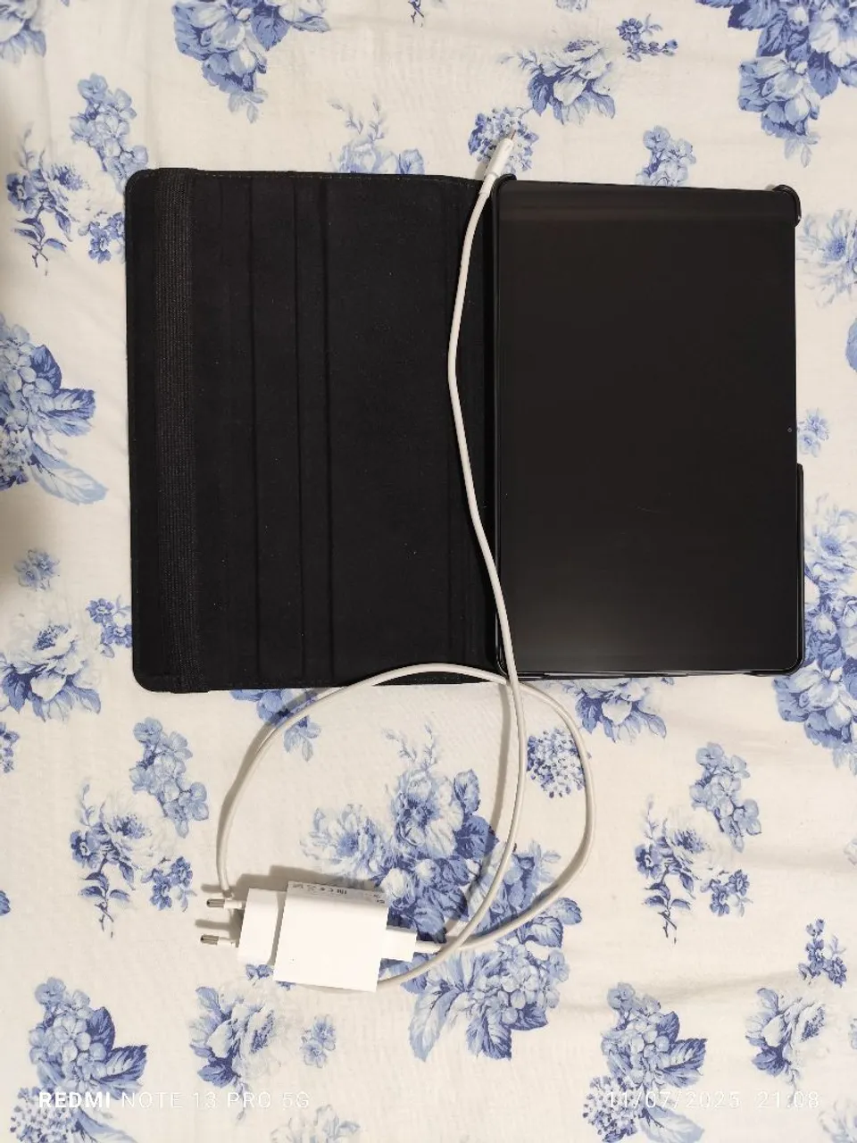 Tablet com carregador e capa