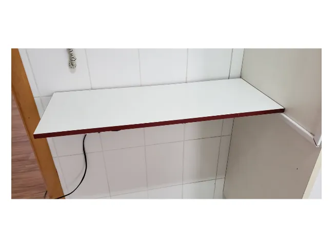 Prateleira de MDF 120kg com fita de borda vermelha