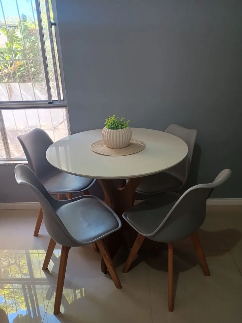 Mesa com 4 cadeiras