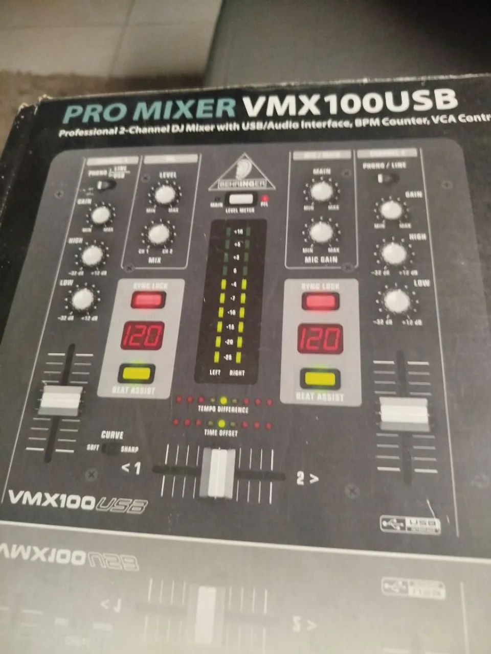 Mesa de Som Behringer VMX100USB zerada