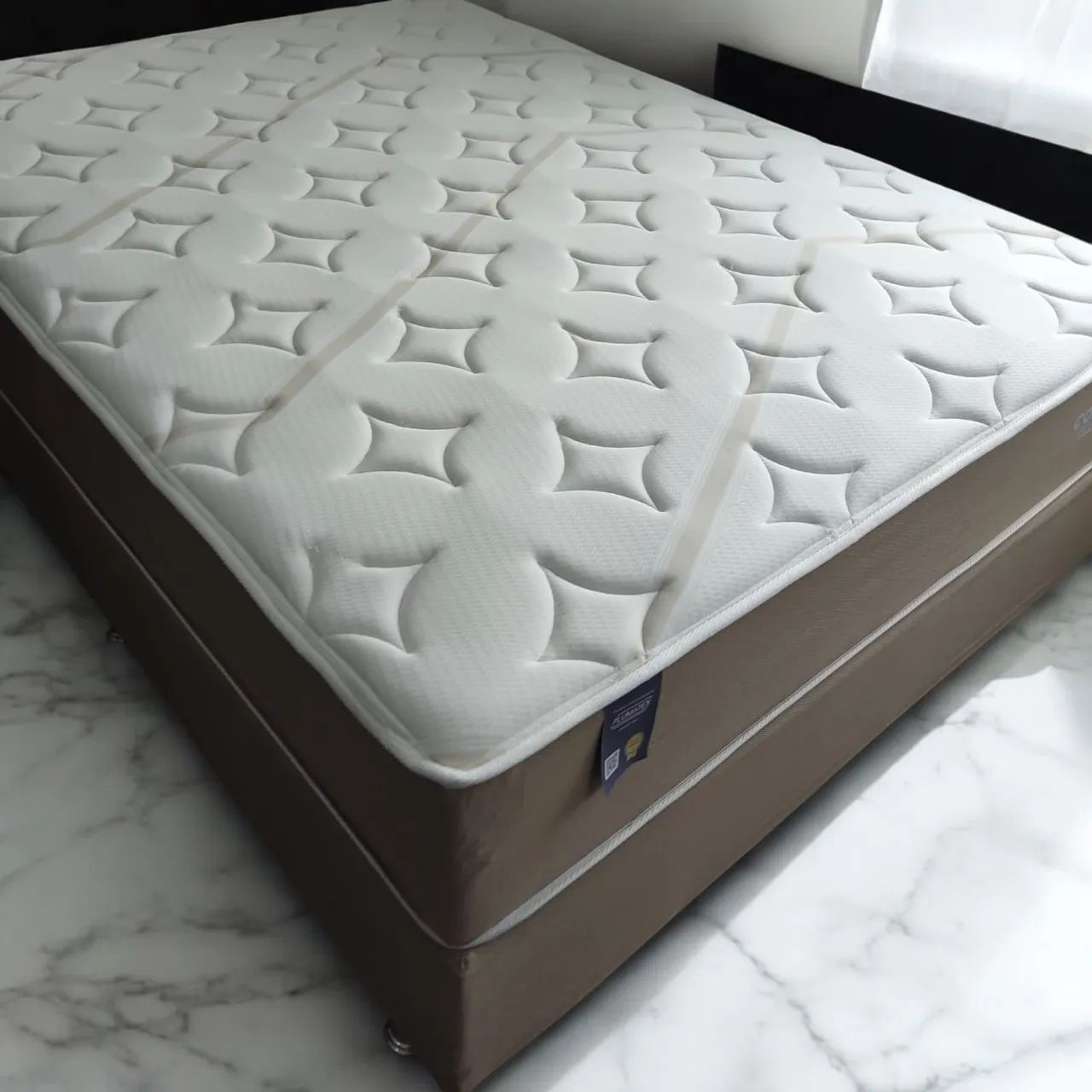 CAMA CASAL COM COLCHÃO EM MOLAS ENSACADAS E TECIDO EM MALHA FRIA 