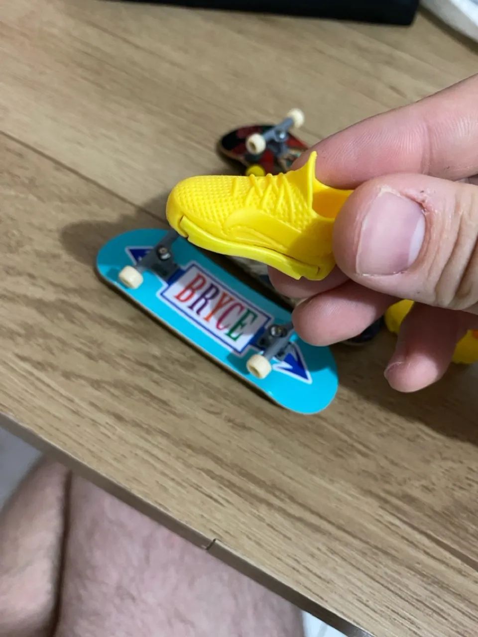 Três skates teck deck + par de tênis para dedos  - Foto 5