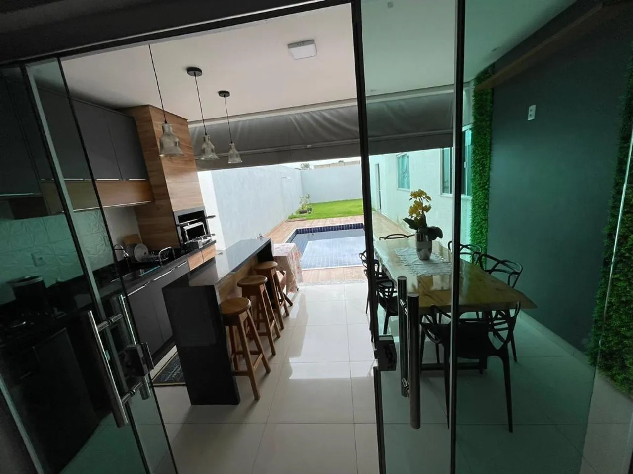 CASA NO RESIDENCIAL GREENVILLE COM 03 QUARTOS SENDO 1 SUITE COM PISCINA