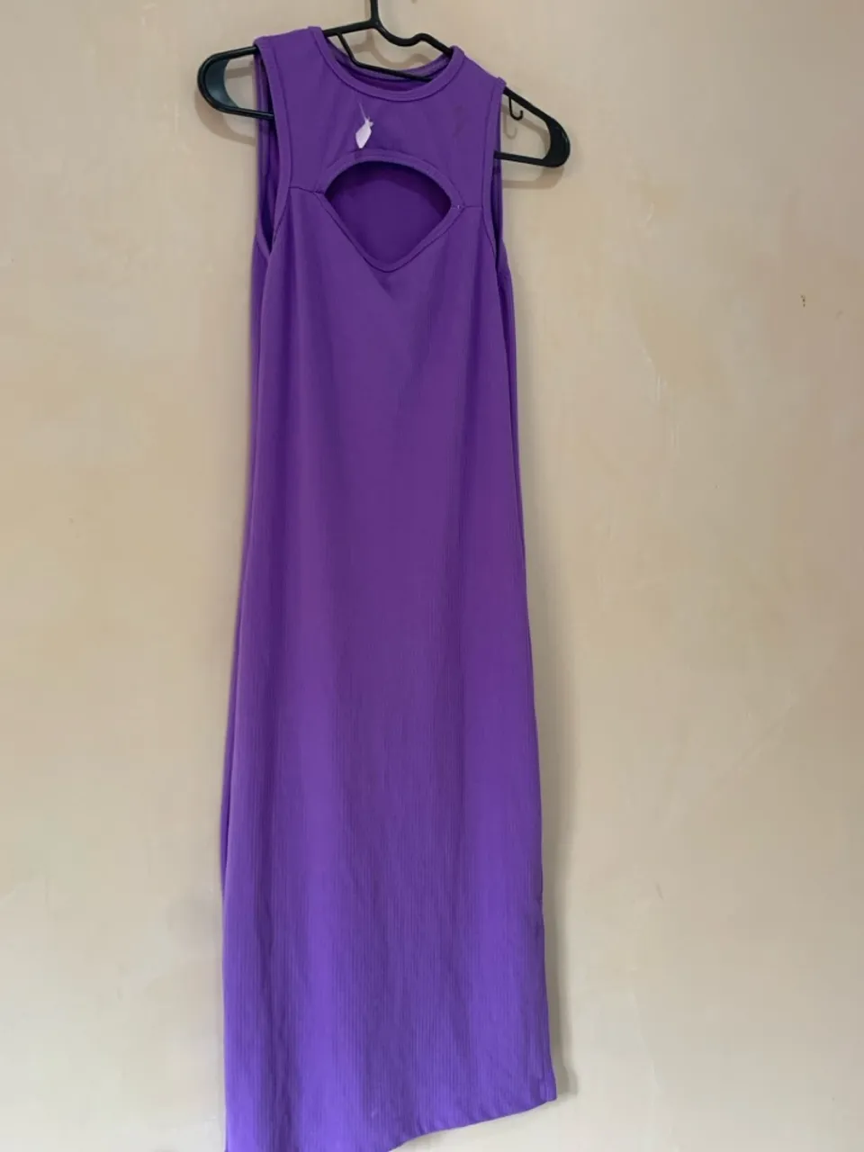 Vestido roxo com recorte frontal