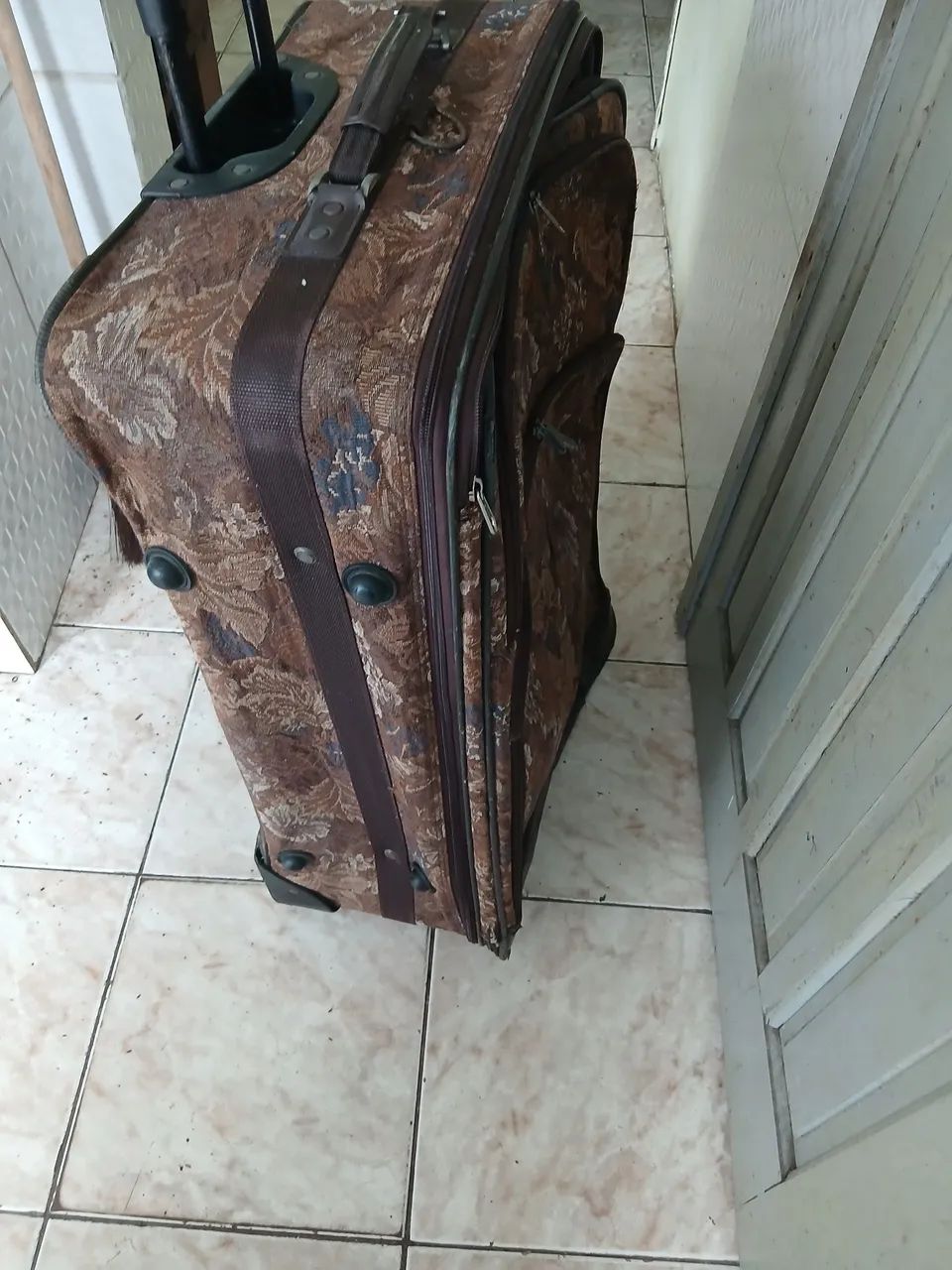 Mala de Viagem Marrom com Rodinhas23 kilos. 75 de cima pra baixo e 52 de largura3 kilos  - Foto 6