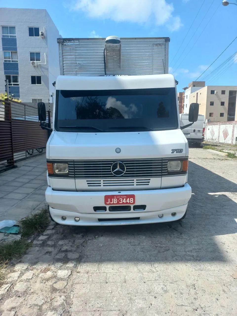 Mercedes 710 2004 baú 6 metros e ar condicionado extra