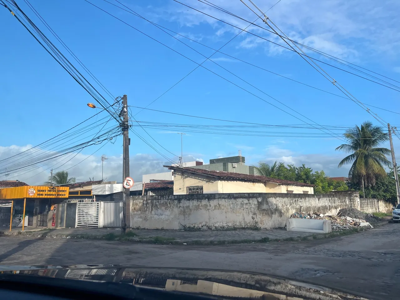 Grande casa de esquina para comércio