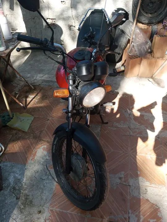 Vende -se titan 125 ano 2010 em dia só transferir motor feito está zero pneu novos 