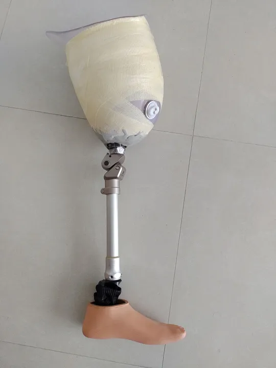 Prótese endoesquelética para amputação transfemural