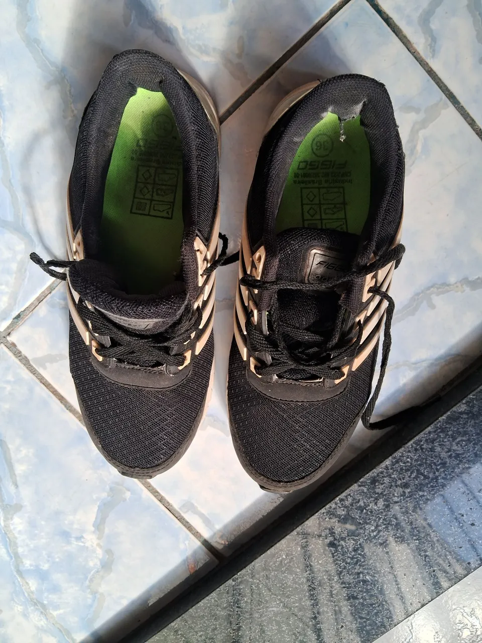 Tênis preto com detalhe bege - Nº 38 $30