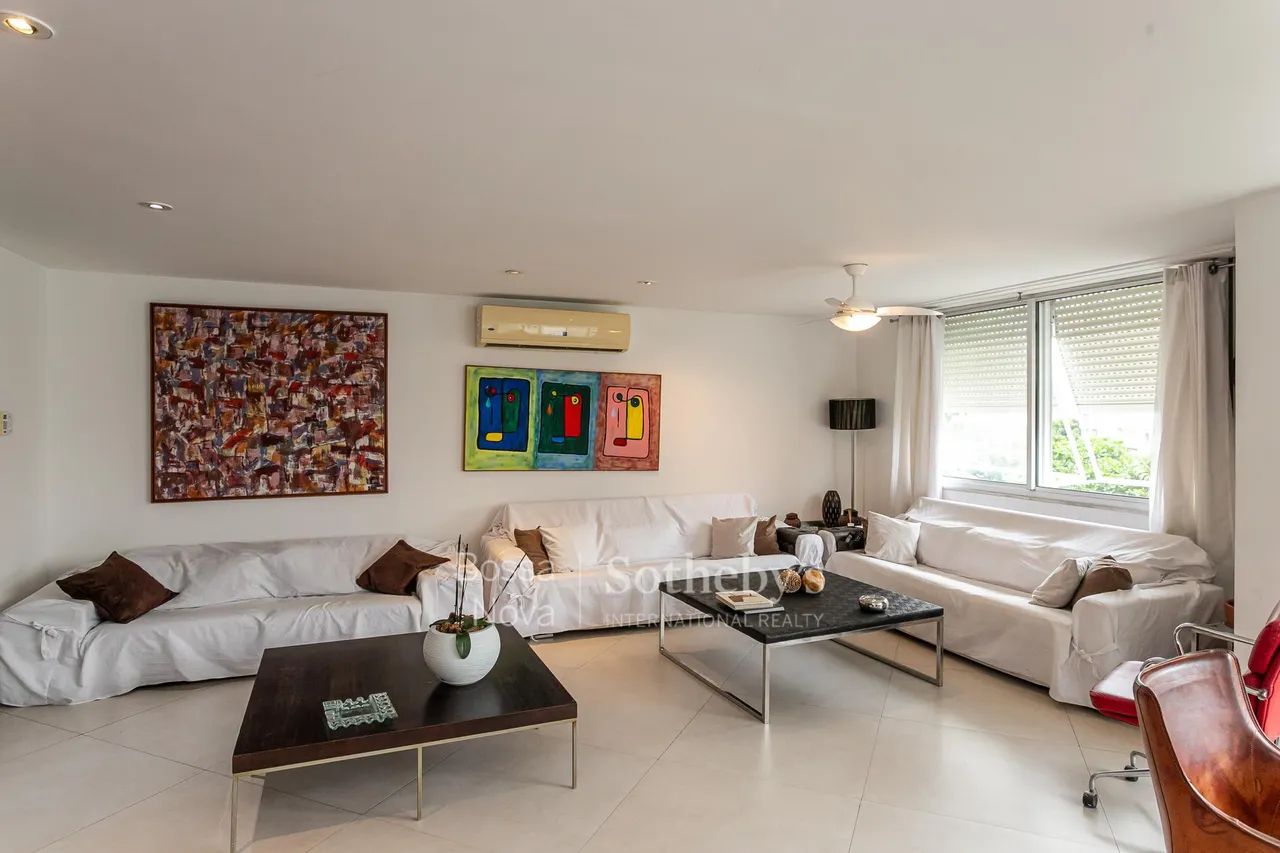 Apartamento espaçoso em prédio clássico no Arpoador